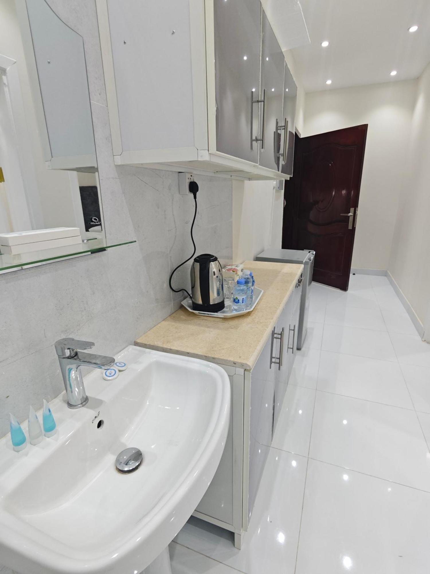 Yaqoot Al Madina Suites Al Awali Экстерьер фото